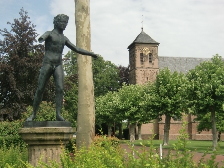 Xanten-Lüttingen : Auf dem Dorfplatz steht die Bronze-Statue ( Abguss ) "Lüttinger Knabe"